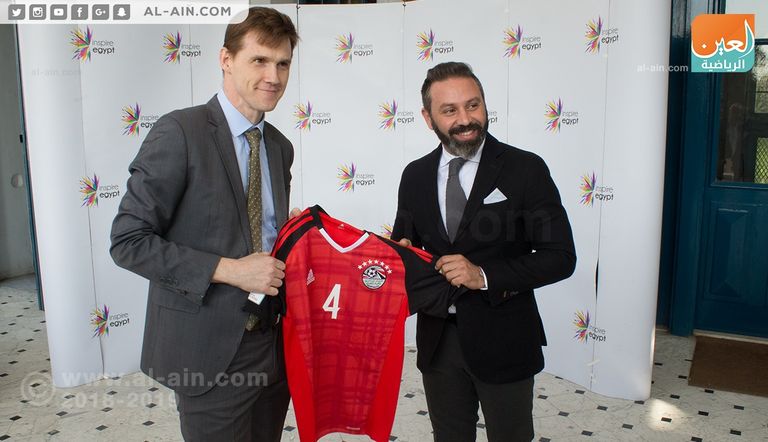 حازم إمام عضو اتحاد الكرة المصري وإهداء قميص المنتخب للسفير البريطاني