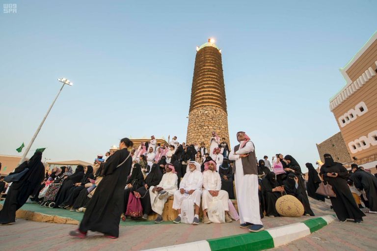 حضور عائلي كثيف في فعاليات مهرجان "الجنادرية 32"
