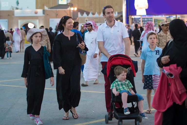 حضور عائلي كثيف في فعاليات مهرجان "الجنادرية 32"