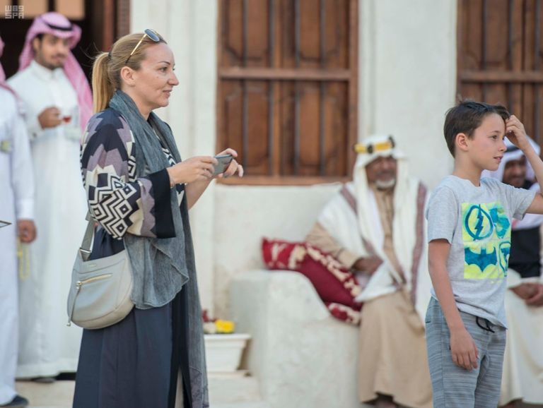 حضور عائلي كثيف في فعاليات مهرجان "الجنادرية 32"