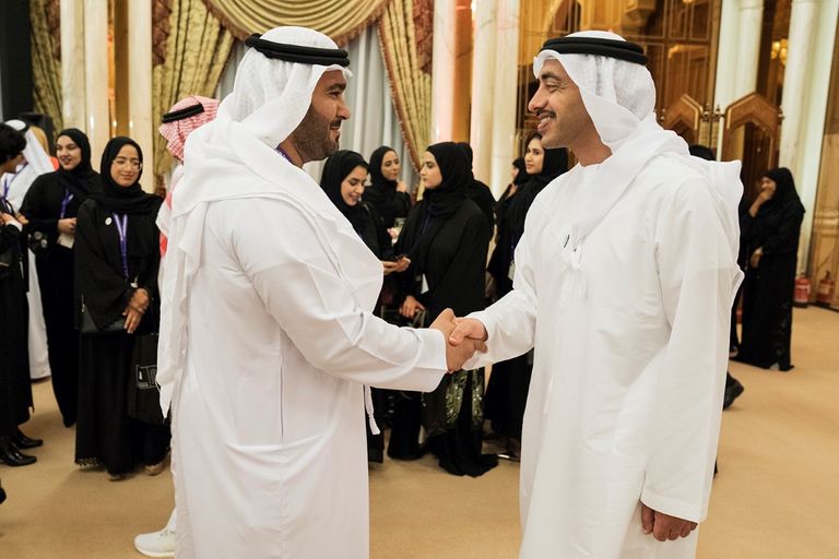 الشيخ عبد الله بن زايد آل نهيان يتحدث لإحدى المشاركات في الحفل