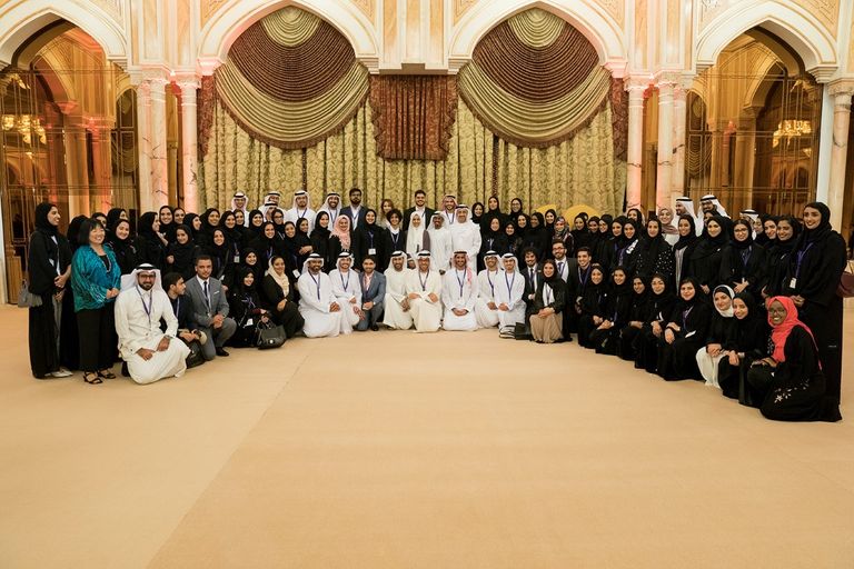 الشيخ عبد الله بن زايد آل نهيان يتحدث لإحدى المشاركات في الحفل