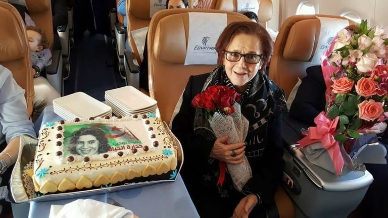 المناضلة الجزائرية جميلة بوحيرد تصل إلى القاهرة