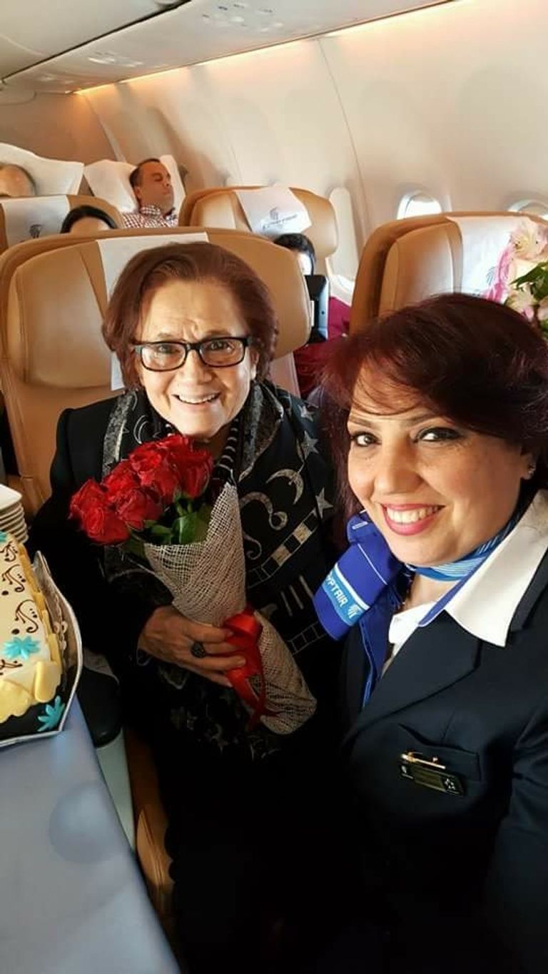 المناضلة الجزائرية جميلة بوحيرد تصل إلى القاهرة