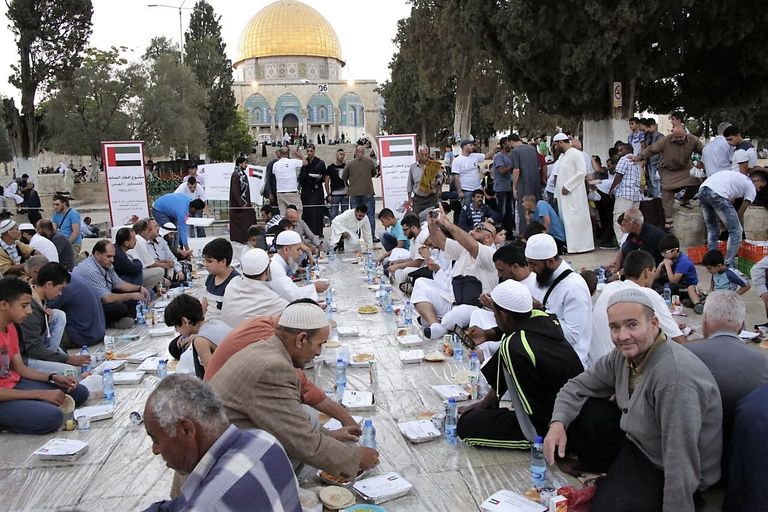  تكريم مؤسسة خليفة الإنسانية في حفل أوائل العمل الخيري والإنساني  