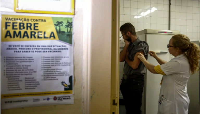 رجل يتلقى التطعيم في ساو باولو