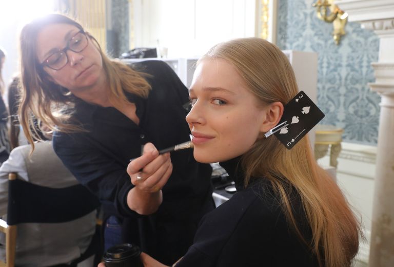 إطلالة العشرينيات لإبراز أنوثة المرأة وجمالها