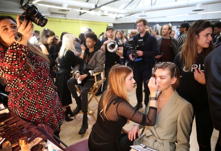 إطلالة العشرينيات لإبراز أنوثة المرأة وجمالها