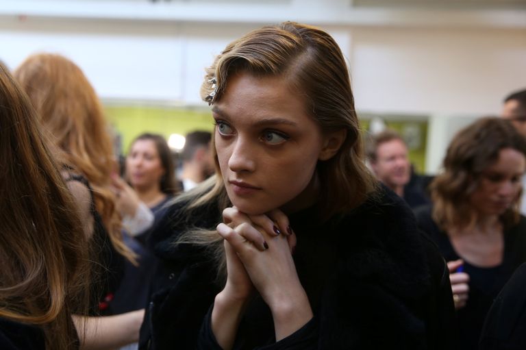 إطلالة العشرينيات لإبراز أنوثة المرأة وجمالها