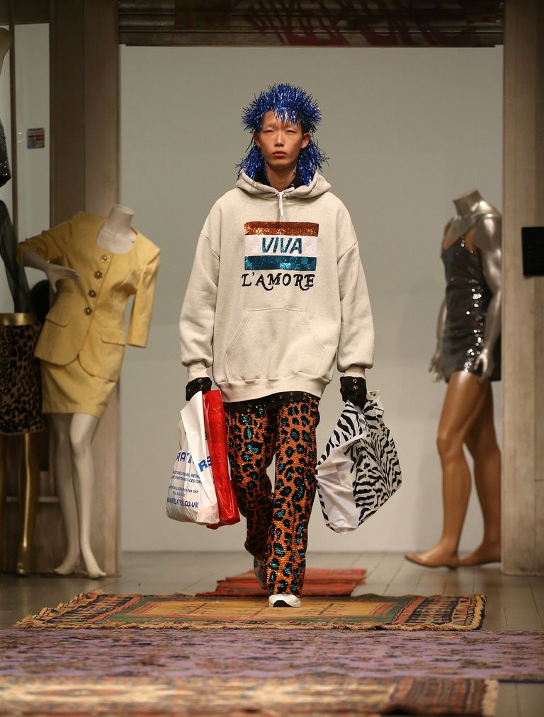 الكريستالات الملونة غطاء رأس الجدات صيحة غريبة في أسبوع موضة لندن 2018