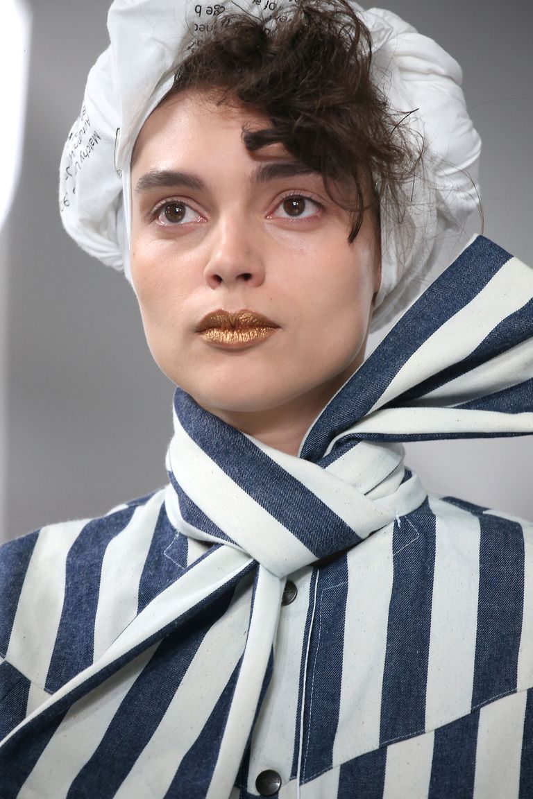 دبوس الشعر التقليدي غطاء رأس الجدات صيحة غريبة في أسبوع موضة لندن 2018