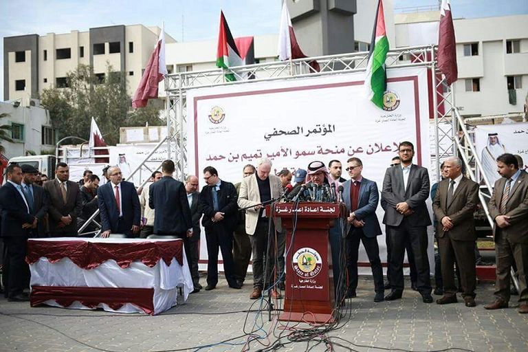 السفير القطري يفر بسيارته عقب انتفاضة العمال 