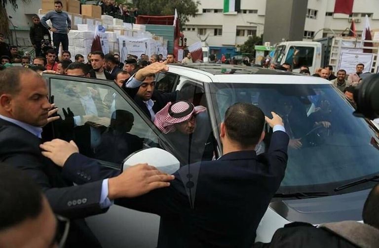 السفير القطري يفر بسيارته عقب انتفاضة العمال 