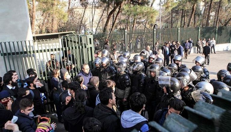 شرطة إيران خلال محاولة سابقة قمع مظاهرات ضد نظام الملالي - أرشيفية