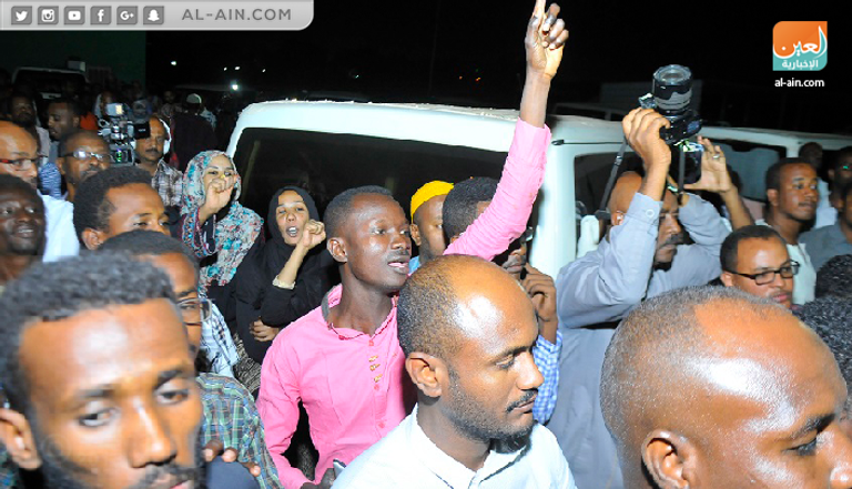 البشير يقرر إطلاق سراح جميع المعتقلين السياسيين الطلاب والسيدات فورا الرئيس السوداني عمر البشير