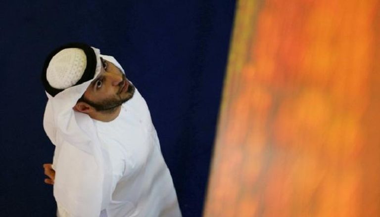 مستثمر يراقب تداولات سوق دبي - رويترز