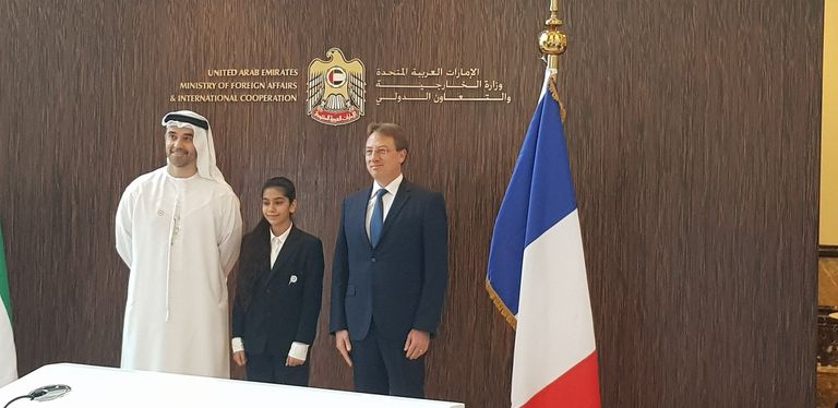 عمر سيف غباش ولودوفيك بوي مع إحدى الطالبات