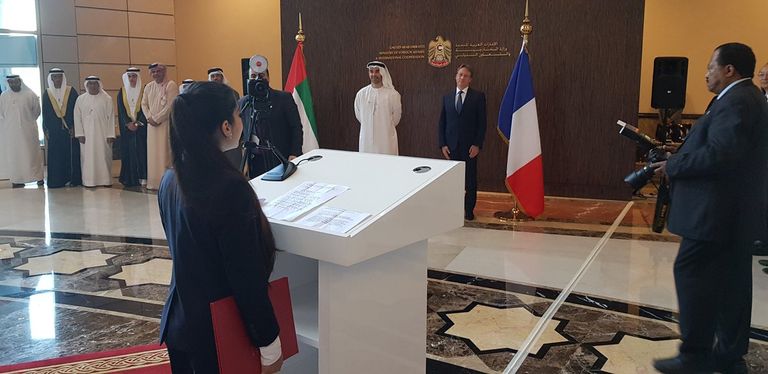 إحدى الطالبات تقرأ رسالة اعتمادها