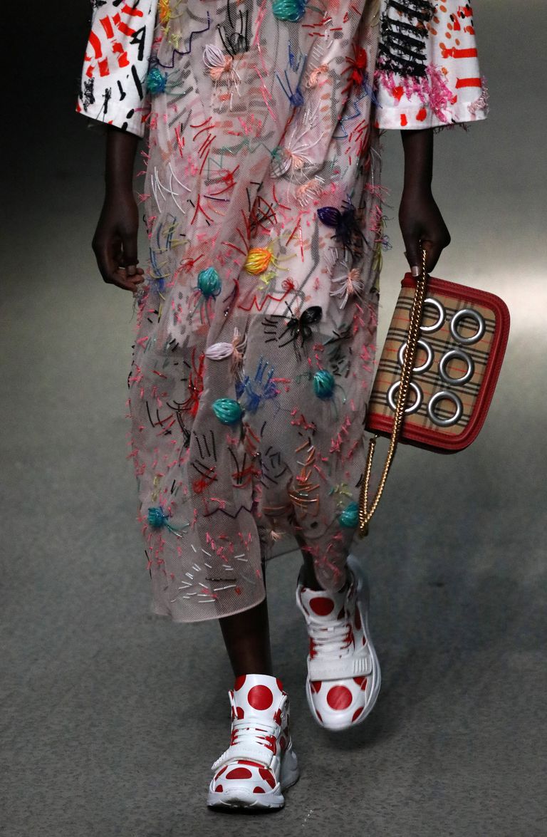 من عروض أسبوع موضة لندن 2018