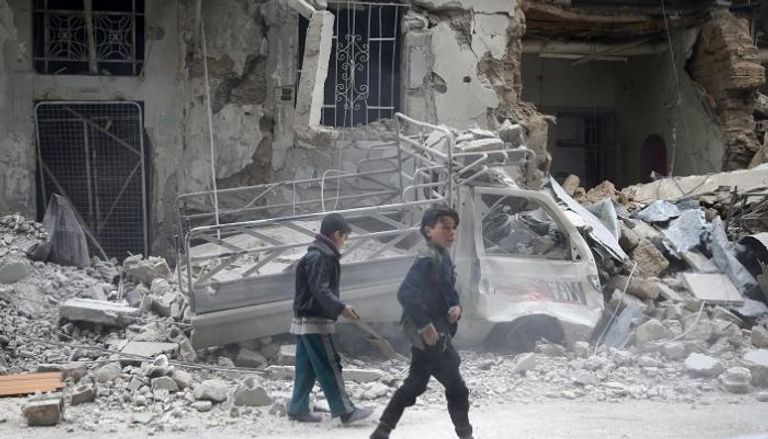 أطفال يسيرون وسط الدمار جراء القصف على الغوطة - رويترز