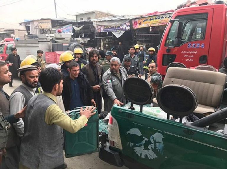 المواطنون خلال نقل جثة إحدى الضحايا رجال الشرطة والإسعاف في موقع الانفجار