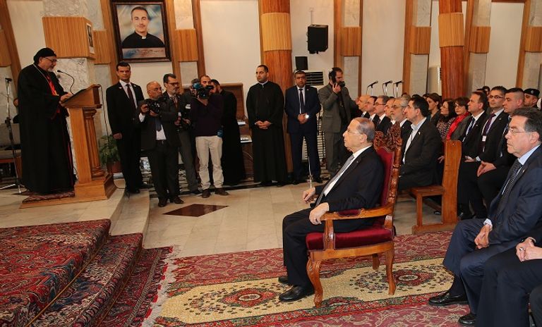 الرئيس اللبناني ميشيل عون أثناء زيارة كنيسة سيدة النجاة في بغداد الرئيس اللبناني ميشيل عون ونظيره العراقي فؤاد معصوم