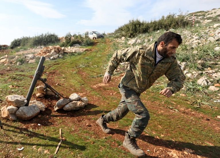 جندي سوري موالي لتركيا على الحدود مع عفرين قوات موالية للنظام السوري