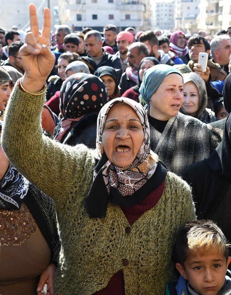 سيدة سورية كردية خلال جنازة أحد قتلى عدوان تركيا على عفرين قوات موالية للنظام السوري