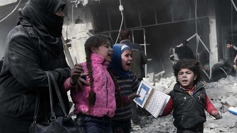 جانب من الدمار الذي خلفته غارات النظام السوري على الغوطة (أ ف ب)