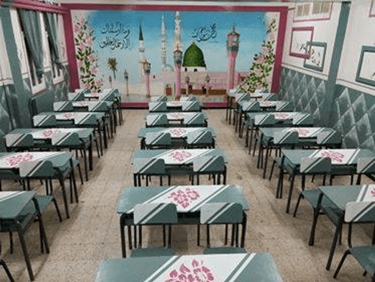 أحد الأقسام قي متوسطة صياحي عمار بعين الملح ولاية المسيلة  أحد الفصول داخل مدرسة ثانوية في الجزائر