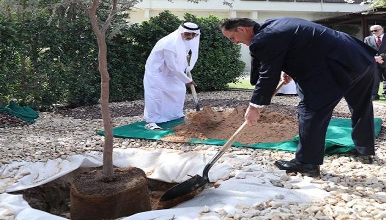 غرس شجرة زايد في السفارة البريطانية في أبوظبي 