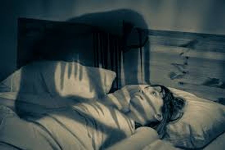 أسباب شلل النوم الجاثوم وكيفية التخلص منه