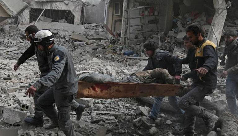 إجلاء ضحايا القصف على الغوطة الشرقية