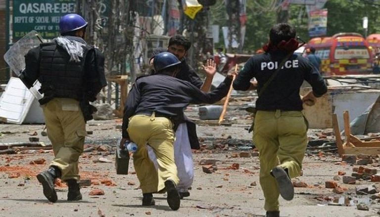 الشرطة الباكستانية بعد تفجير  إرهابي- أرشيفية