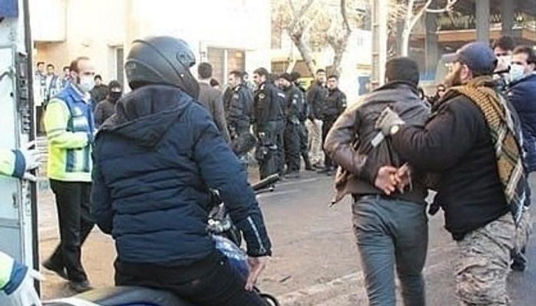 نظام الملالي يواصل قمعه ضد المحتجين في إيران