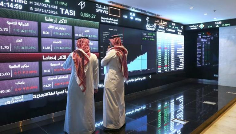 مستثمرون يراقبون حركة الأسهم في البورصة السعودية
