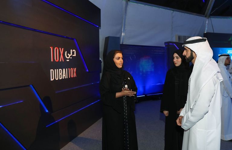 ولي عهد دبي يستمع إلى شرح من منصة دبي 10X الشيخ حمدان بن محمد يشهد إطلاق فعاليات شهر الابتكار