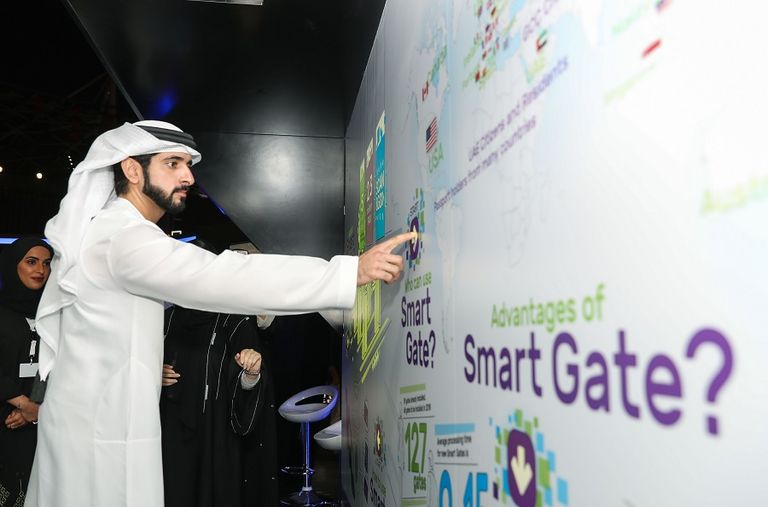 الشيخ حمدان بن محمد يتفاعل مع إحدى الشاشات الذكية الشيخ حمدان بن محمد يشهد إطلاق فعاليات شهر الابتكار