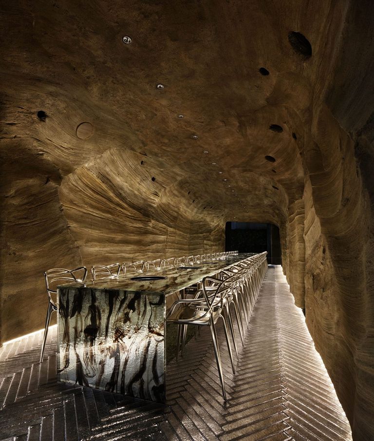 مطعم يمتلك الغابة والكهف الخاص به