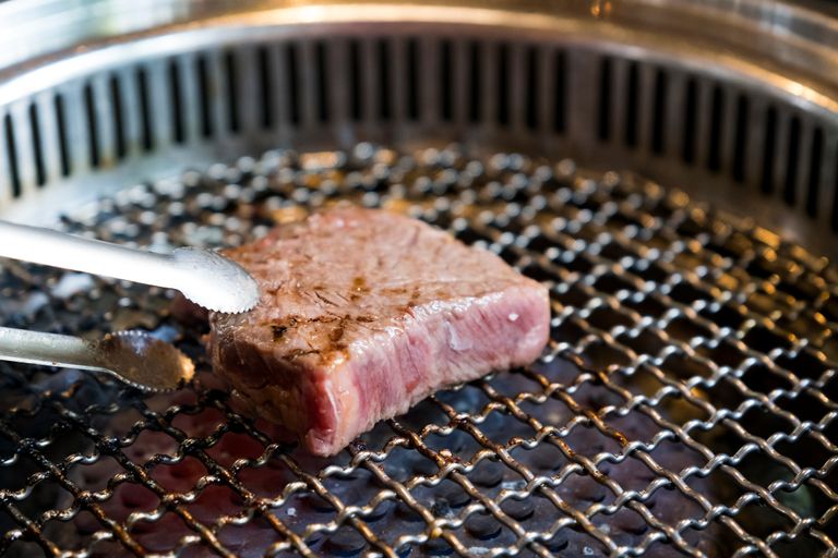 مطعم يمتلك الغابة والكهف الخاص به