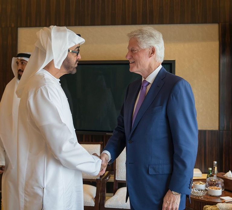 الشيخ محمد بن زايد آل نهيان يستقبل بيل كلينتون الشيخ محمد بن زايد آل نهيان وبيل كلينتون