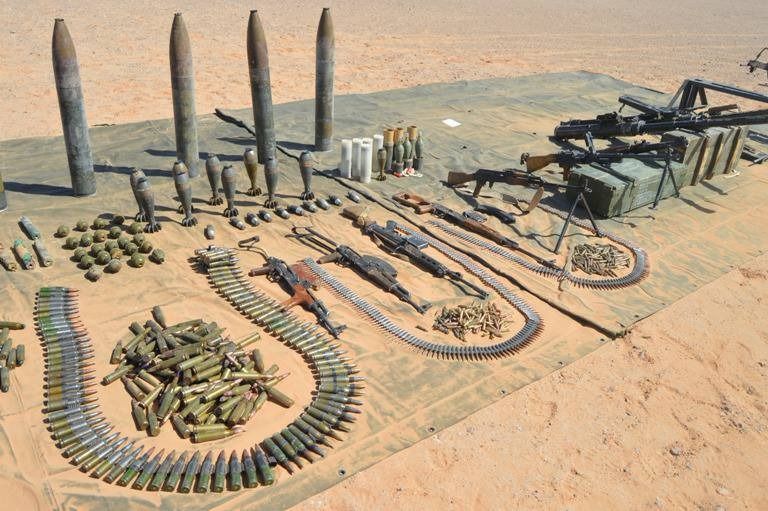 الأسلحة التي تم حجزها في أدرار على الحدود مع دولة مالي الأسلحة التي حُجزت في أدرار على الحدود مع دولة مالي