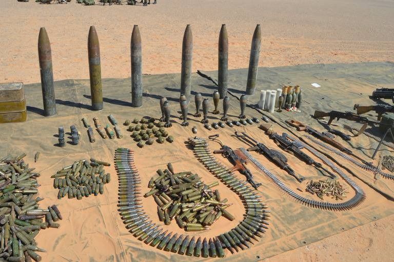 الأسلحة التي تم حجزها في أدرار على الحدود مع دولة مالي الأسلحة التي حُجزت في أدرار على الحدود مع دولة مالي
