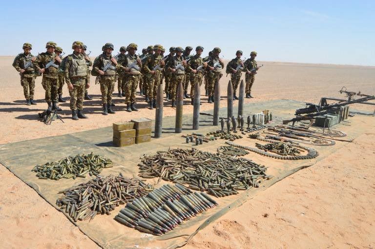 الأسلحة التي تم حجزها في أدرار على الحدود مع دولة مالي الأسلحة التي حُجزت في أدرار على الحدود مع دولة مالي