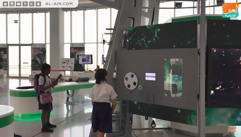 طلاب المدارس يجربون أحد الاختراعات طلاب المدارس يكتشفون أحد الاختراعات