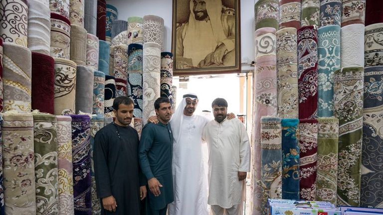 الشيخ محمد بن زايد مع العمال في المتجر
