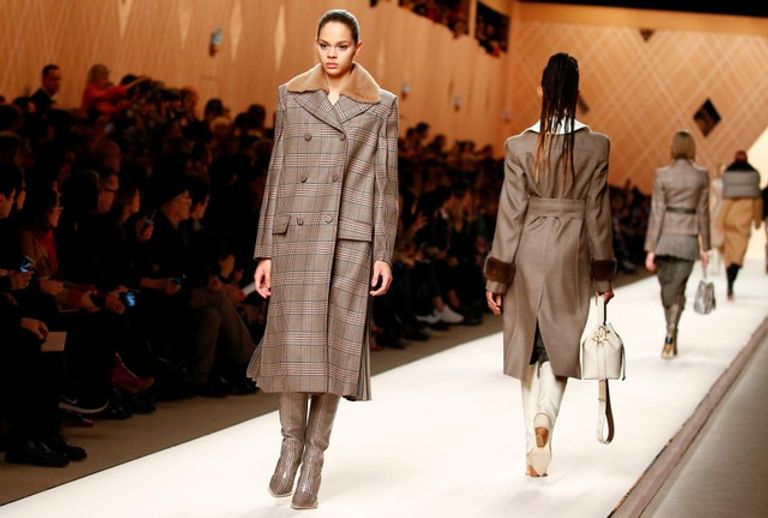 أزياء فندي في أسبوع الموضة بميلانو أزياء فندي في أسبوع الموضة بميلانو