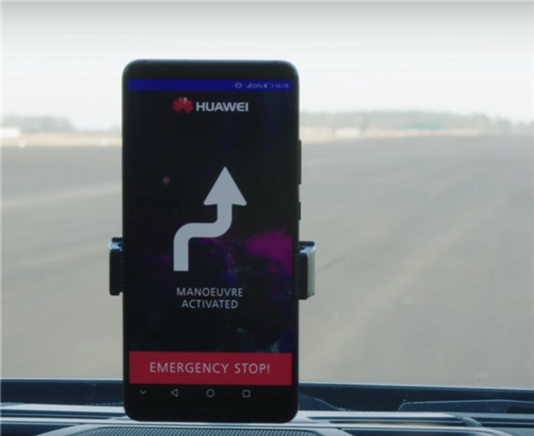"هواوي" الأولى في العالم التي تستخدم هاتفها لقيادة السيارات
