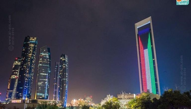 إضاءة مبنى شركة أدنوك بألوان علم الكويت احتفالا باليوم الوطني