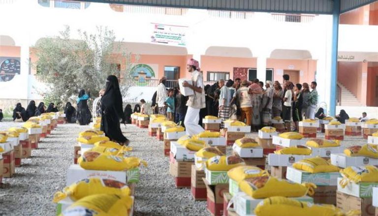 الهلال الأحمر الإماراتي يوزع مساعدات إنسانية في اليمن أيادي خير الهلال الأحمر الإماراتي على اليمنيين